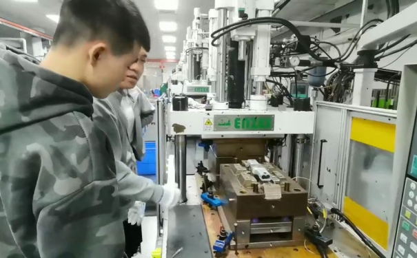 盈泰工廠液態硅膠包五金件生產視頻